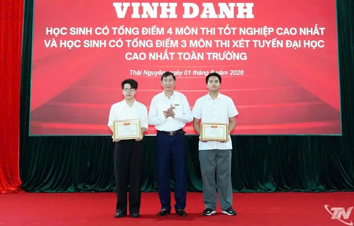 Nhà trường khen thưởng 2 học sinh đạt tổng điểm cao nhất trong Kỳ thi tốt nghiệp THPT 2026.