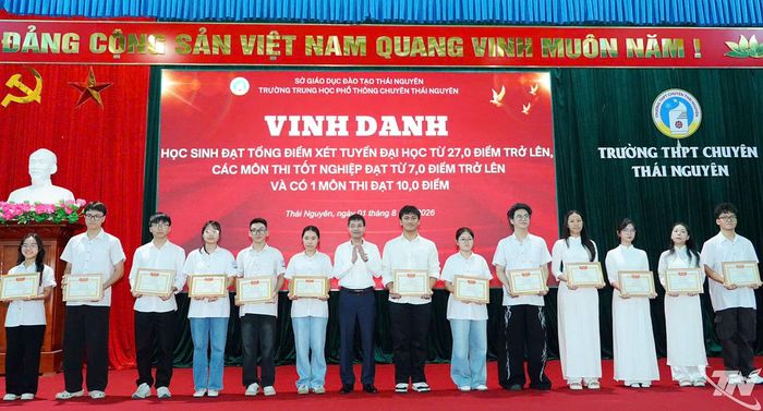 Nhà trường khen thưởng các học sinh đạt thành tích xuất sắc.