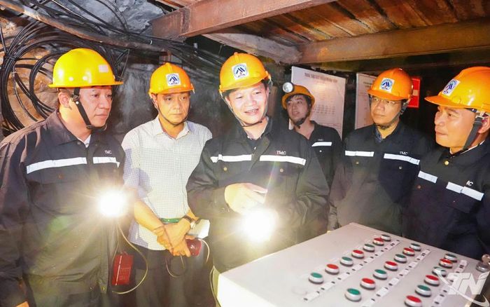 Đồng chí Chủ tịch UBND tỉnh Vương Quốc Tuấn trực tiếp khảo sát hoạt động khai thác khoáng sản trong hầm lò tại Mỏ khai thác Làng Hích.