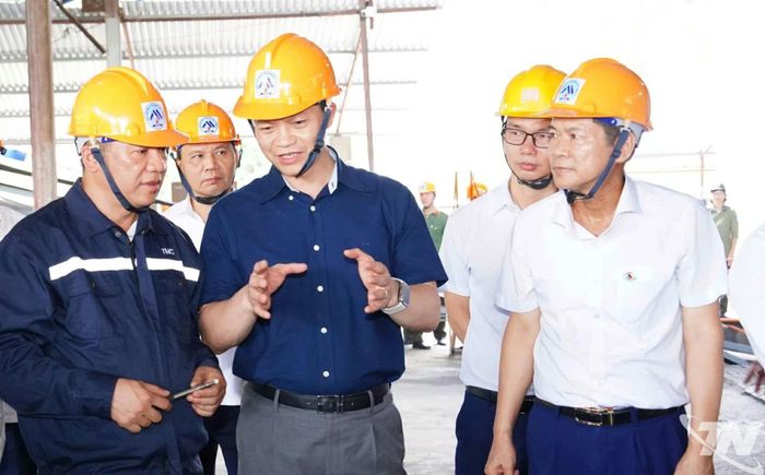 Lãnh đạo Công ty CP Kim loại màu Thái Nguyên – Vimico báo cáo công tác chế biến khoáng sản tại Chi nhánh Mỏ tuyển Làng Hích.