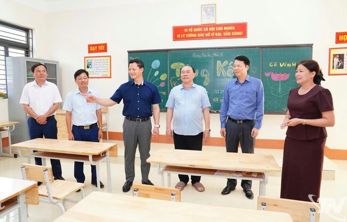 Đồng chí Chủ tịch UBND tỉnh Vương Quốc Tuấn và Đoàn công tác thăm Điểm trường Xuyên Sơn, thuộc Trường Mầm non và Tiểu học Thần Sa.