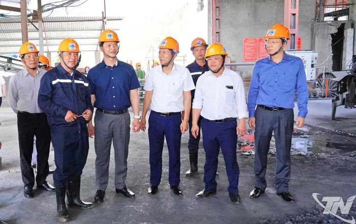 Đoàn công tác khảo sát quá trình chế biến tinh quặng kẽm, chì của Chi nhánh Mỏ tuyển Làng Hích.