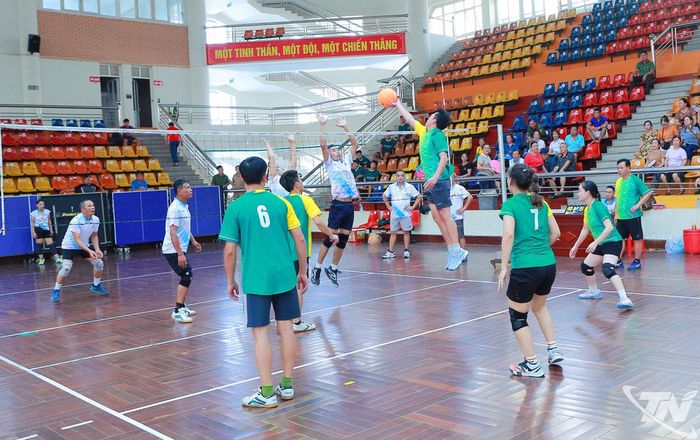 Thi đấu bóng chuyền hơi tại Ngày hội.