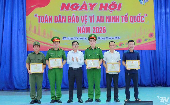 Đại diện lãnh đạo phường Đức Xuân trao Giấy khen cho các tập thể, cá nhân.