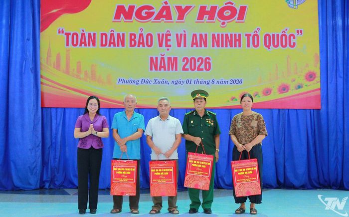 Phường Đức Xuân tặng quà người có công, gia đình chính sách trên địa bàn.