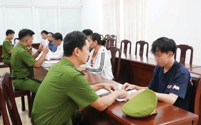 Lực lượng công an làm việc với các thanh niên đua xe trái phép. Ảnh minh họa: Trần Hồng