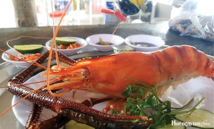 Tôm càng xanh đến tay thực khách.