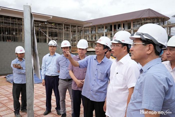 Chủ tịch UBND thành phố Lê Trí Thanh yêu cầu Sở Giáo dục và Đào tạo tổ chức tập huấn, hướng dẫn theo hình thức "cầm tay chỉ việc" cho đội ngũ giáo viên, nhân viên các trường. 