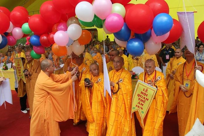 Nghi thức thả bóng bay tượng trưng cho ước nguyện về một thế giới hòa bình, quốc thái dân an, mọi người sống an lạc, hòa hợp