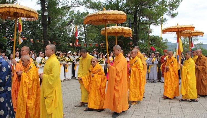Sau nghi thức niệm Phật cầu gia hộ và diễn văn khai mạc lễ hội, Ban tổ chức cung thỉnh chư tôn Trưởng lão Hòa thượng Chứng minh niêm hương cử hành khóa lễ cầu nguyện.