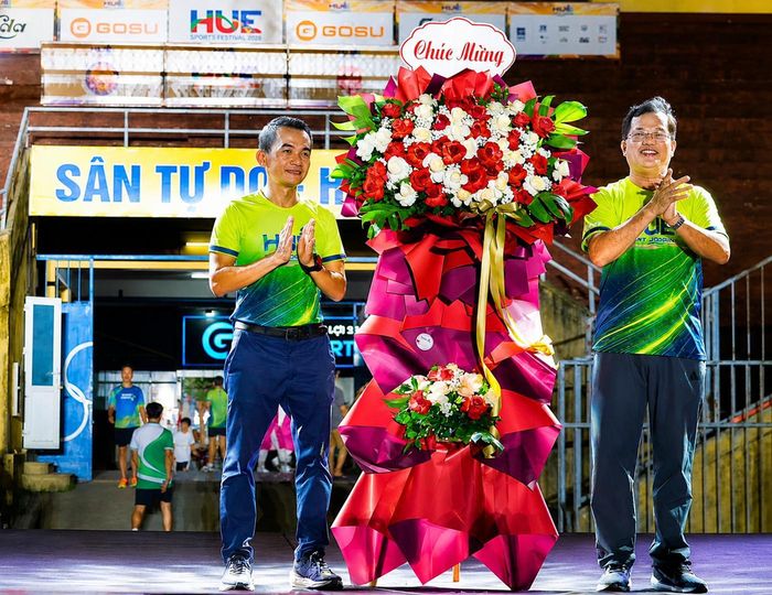  Giám đốc Sở Văn hóa &amp; Thể thao Lê Minh Nhân (phải) tặng hoa chúc mừng các đơn vị, doanh nghiệp tham gia Hue Sports Festival 2026