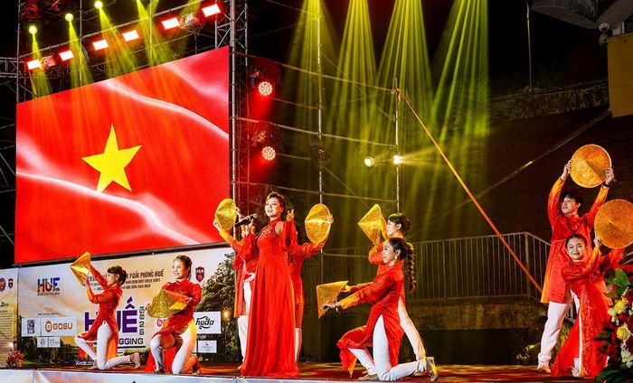  Tiết mục văn nghệ "Huế khát vọng vươn mình" tại lễ khai mạc