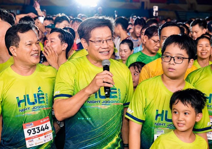  Giám đốc Báo &amp; Phát thanh, truyền hình Huế phát biểu chúc mừng trước giờ xuất phát Hue Night Jogging 