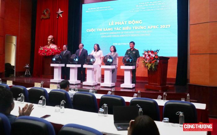 Các đại biểu thực hiện nghi thức phát động Cuộc thi. (Ảnh: TCCT/ Hoàng Phương)