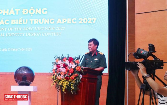 Thượng tá, họa sĩ Nguyễn Mạnh Tiến, Phòng Thư ký tòa soạn, Báo Quân đội Nhân dân phát biểu hưởng ứng Cuộc thi. (Ảnh: TCCT/ Hoàng Phương)