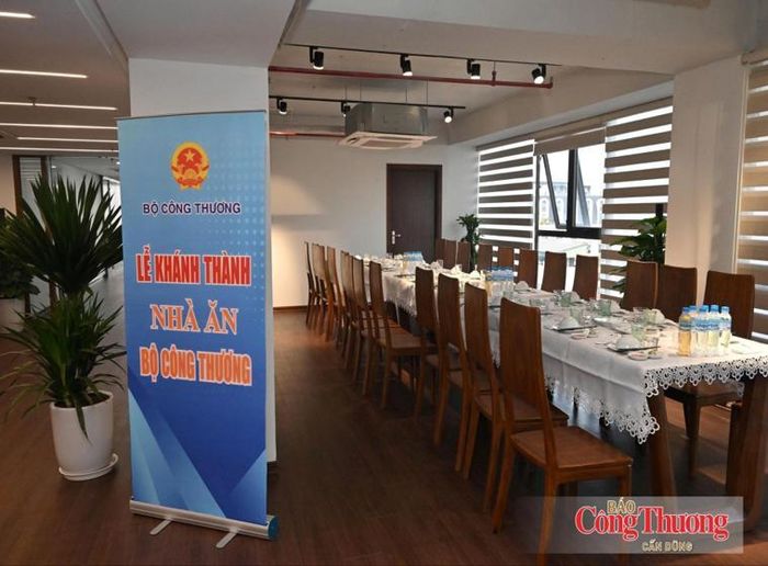 Nhà ăn tập thể được đầu tư khang trang, hiện đại, góp phần nâng cao chất lượng bữa ăn và điều kiện sinh hoạt cho cán bộ, công chức, viên chức và người lao động Bộ Công Thương.