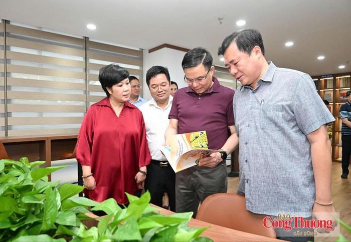 Bộ trưởng Bộ Công Thương Lê Mạnh Hùng, Thứ trưởng Nguyễn Sinh Nhật Tân cùng lãnh đạo các đơn vị tham quan Không gian văn hóa đọc