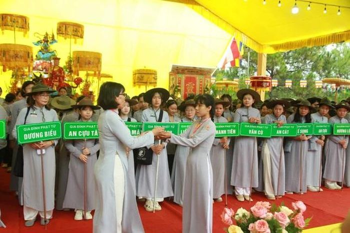 Nghi thức trao còi lệnh