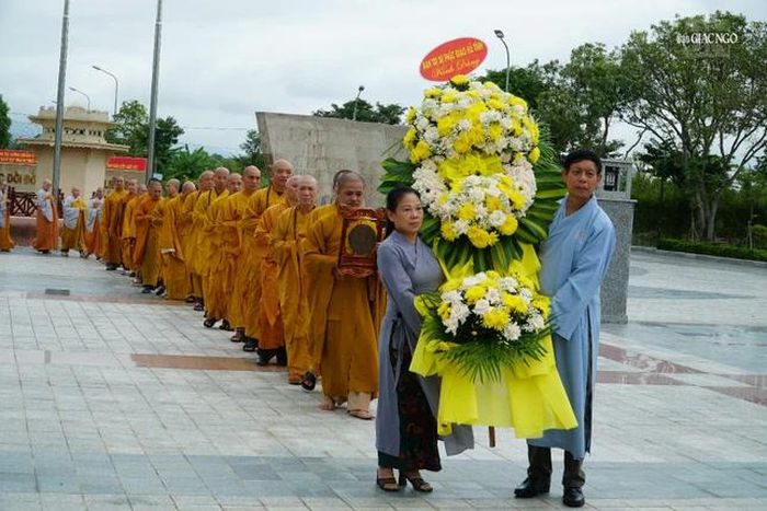 Dâng hoa tưởng niệm anh hùng liệt sĩ tại Nghĩa trang Liệt sĩ núi Nài