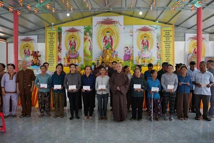 Hòa thượng Thích Bảo Nghiêm cùng chư tôn đức Ban Trị sự GHPGVN tỉnh Hà Tĩnh trao quà đến bà con sau cơn bão số 10 (Bualoi), năm 2025
