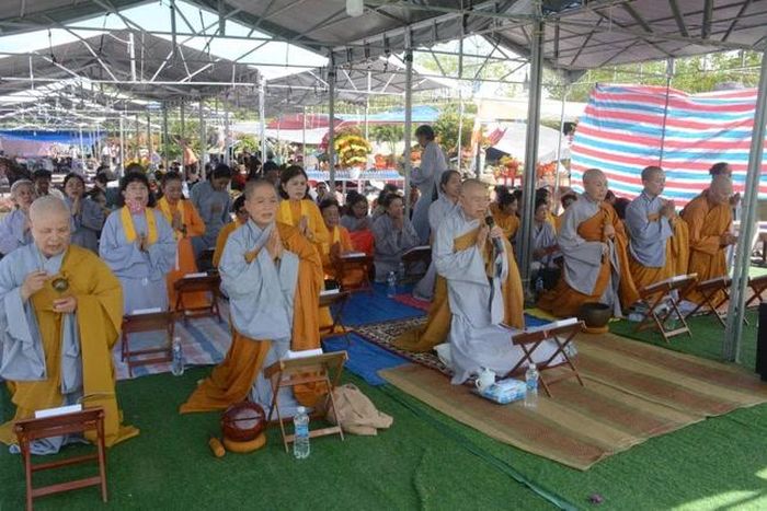 Chư Ni và Phật tử vân tập trì tụng kinh tại Quan Âm Phật Đài