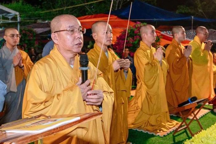 Chư tôn đức nguyện hương bạch Phật