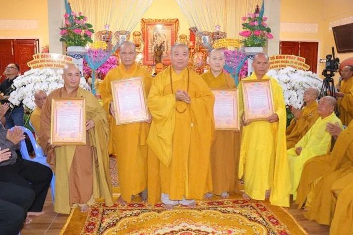 Thượng tọa Thích Trí Thọ thay mặt Ban Trị sự trao quyết định đến Ban Quản trị