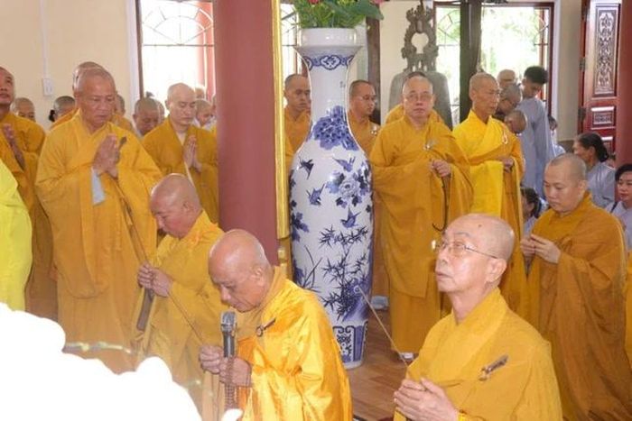 Chư tôn đức dâng hương tưởng niệm Giác linh Tổ sư Lê Khánh Hòa