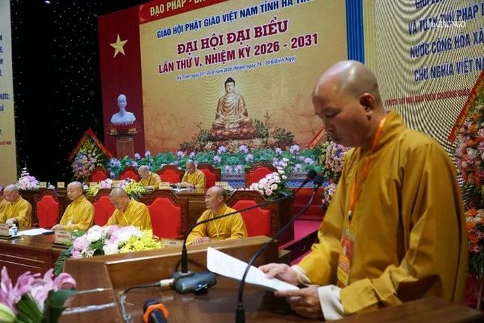 Đại đức Thích Chúc Giác đọc tham luận của Ban Hoằng pháp Phật giáo tỉnh
