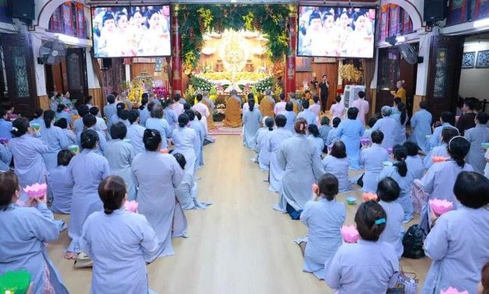 Trang nghiêm lễ hoa đăng vía Đức Bồ-tát Quán Thế Âm thành đạo tại Quan Âm tu viện - Ảnh: Trung Thắng