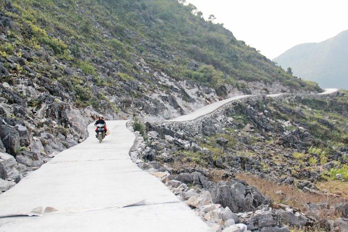 Người dân vui mừng đi trên con đường “đoàn kết” thôn Sảng Chải A - Xín Thầu.