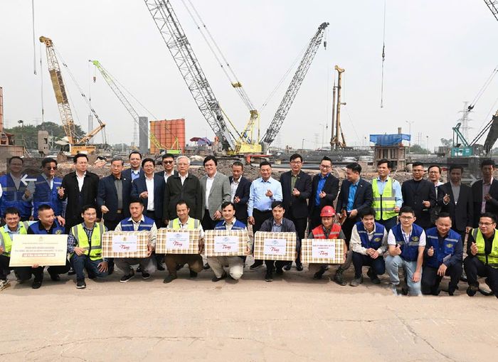 Công đoàn Xây dựng Việt Nam phát động an toàn vệ sinh lao động và tặng quà tại công trình Bệnh viện Quốc tế Aegis do Tổng Công ty Vinaconex làm chủ đầu tư.