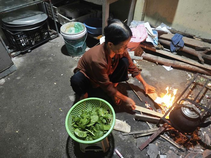 Bà Nguyễn Thị Dé, mẹ anh Phùng Công Nguyên suy sụp vì chồng vừa qua đời sau thời gian dài chống chọi với bệnh tật, nay người con trai lại nằm bất động trên giường bệnh.