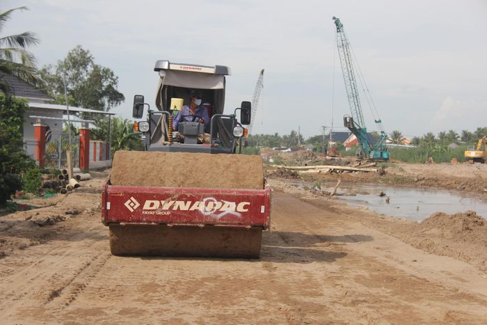 Công nhân đang thi công cao tốc Mỹ An - Cao Lãnh.