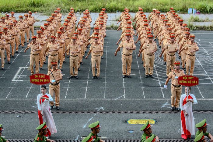 Công an Hà Nội nhấn mạnh, trong 7 tháng đầu năm 2026, nhờ siết chặt kỷ cương và kiểm tra gắt gao, tỉ lệ cán bộ và chiến sĩ vi phạm quy tắc ứng xử, quy trình công tác đã giảm rõ rệt.