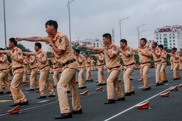 Phó giám đốc Công an TP chỉ rõ thêm, lực lượng Cảnh sát PCCC&amp;CNCH khi làm nhiệm vụ phải xả thân vào biển lửa, đối mặt với hiểm nguy để cứu người, cứu tài sản. Còn CSGT cần cắm chốt phân luồng dưới thời tiết khắc nghiệt.