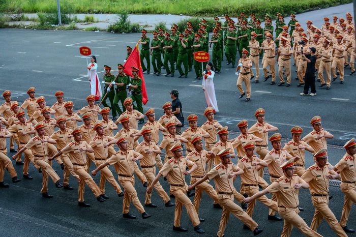 Phát biểu khai mạc, đại tá Trần Đình Nghĩa (Trưởng phòng CSGT - đơn vị chủ trì) nhấn mạnh, điều lệnh, quân sự, võ thuật không đơn thuần là nội dung huấn luyện định kỳ, mà là nền tảng cốt lõi để xây dựng bản lĩnh chính trị, ý thức kỷ luật, tác phong chính quy và khả năng sẵn sàng chiến đấu của mỗi cán bộ, chiến sĩ.
