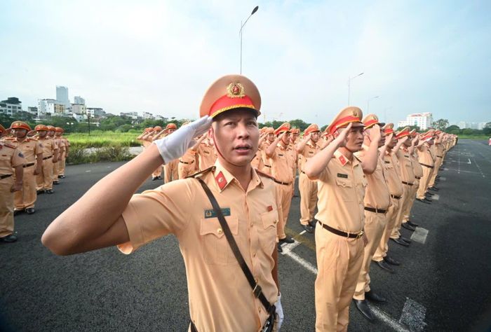 Buổi đánh giá là dịp kiểm tra thực chất kết quả tập huấn điều lệnh, quân sự, võ thuật năm 2026. Qua đó, Công an Hà Nội đánh giá ý thức tổ chức kỷ luật, khả năng thực hành điều lệnh, nghi lễ và các động tác võ thuật của cán bộ, chiến sĩ.