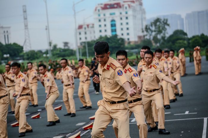 "Nếu không có thể lực sung mãn, không có bản lĩnh và sự thành thục về quân sự, võ thuật thì không thể hoàn thành nhiệm vụ. Việc tập huấn, kiểm tra vì vậy tuyệt đối không làm theo kiểu hình thức, phong trào", thiếu tướng Nguyễn Ngọc Quyền nói.
