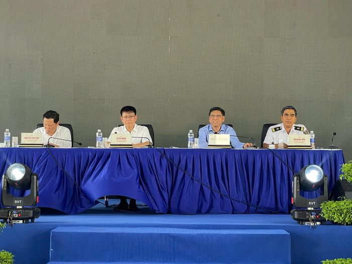 Thứ trưởng Bộ Xây dựng Nguyễn Xuân Sang và Cục trưởng Cục Hàng hải và Đường thủy Việt Nam giải đáp nhiều đề xuất của các doanh nghiệp.