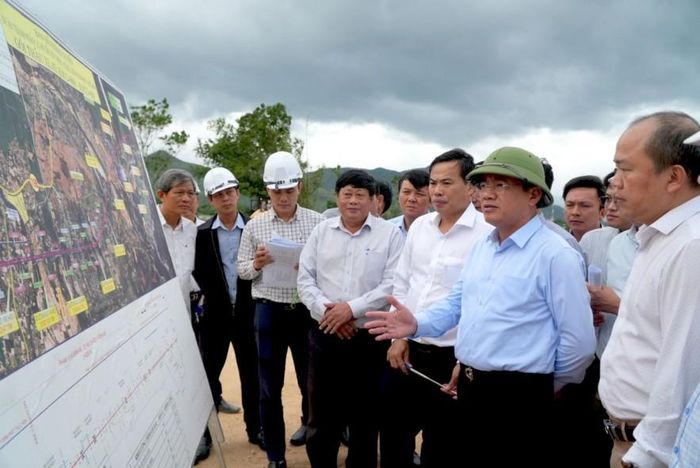 Lãnh đạo UBND tỉnh Gia Lai trực tiếp kiểm tra hiện trường dự án để tháo gỡ các vướng mắc. Ảnh: Kim Loan.