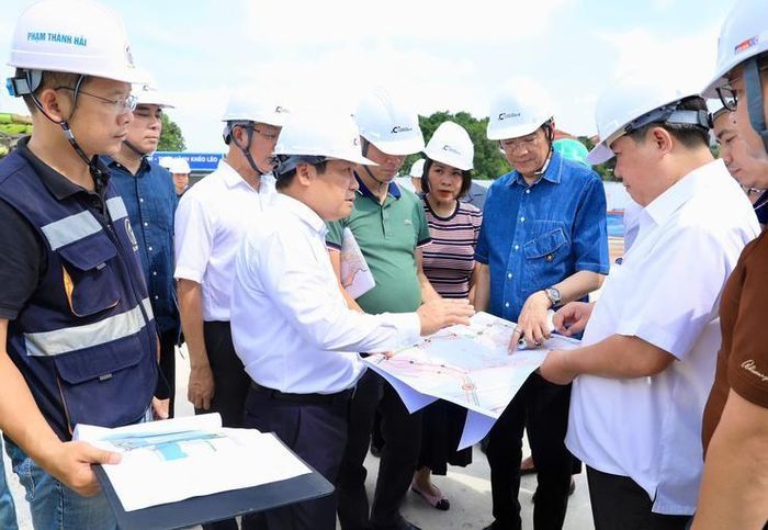 Chủ tịch UBND TP. Hà Nội Vũ Đại Thắng nghe báo cáo tiến độ của các dự án. Ảnh: Quang Thái