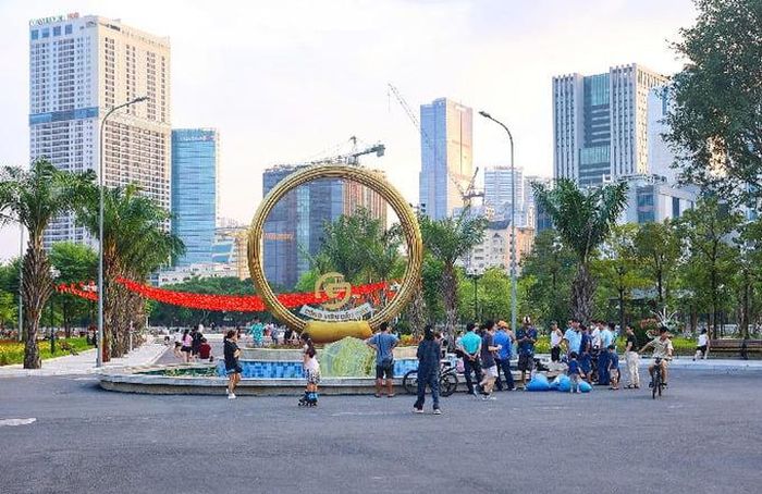 Khu vực cổng công viên Cầu Giấy trên phố Thành Thái.