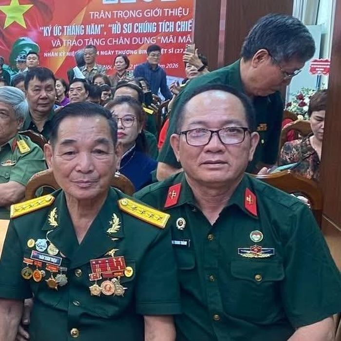 Anh hùng Trần Xuân Thiện ( bìa trái ) & Thành Đô tại sự kiện