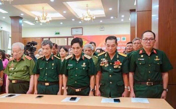 Thành Đô ( thứ 1 bìa phải ) anh hùng Trần Xuân Thiện ( thứ 2 bìa phải ) Thiếu tướng Triệu Văn Ngô nguyên Phó tư lệnh TMT Quân Khu 1 ( thứ 3 ) , Thiếu tướng anh hùng Phan Văn Lai ( thứ 1 bìa trái ) - phút mặc niệm các anh hùng liệt sĩ tại sự kiện .