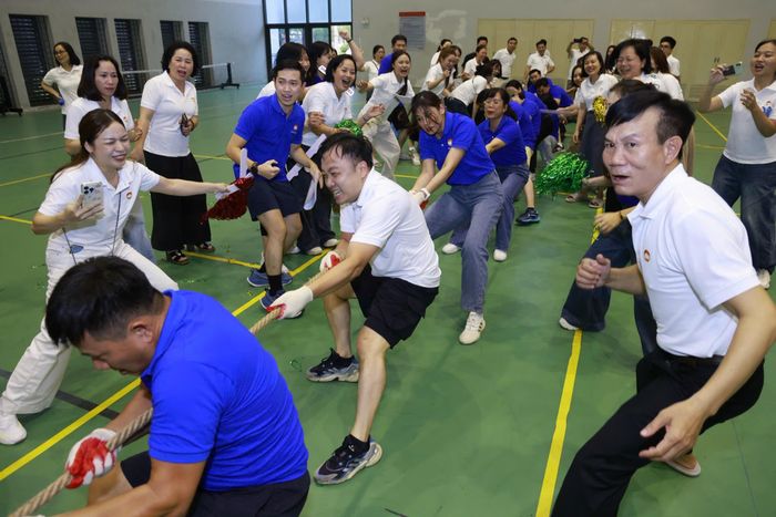 Các đội thi thi đấu quyết liệt ở nội dung kéo co, tạo nên bầu không khí sôi nổi, hào hứng và thể hiện tinh thần đoàn kết, quyết tâm tại Lớp bồi dưỡng, tập huấn cán bộ, công chức Cơ quan Ủy ban Trung ương MTTQ Việt Nam năm 2026