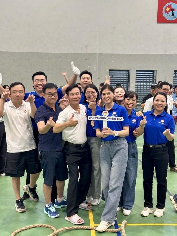 Đoàn viên, thanh niên Ban Tổ chức, Kiểm tra Cơ quan Ủy ban Trung ương MTTQ Việt Nam chụp ảnh lưu niệm sau khi tham gia các hoạt động thể thao trong khuôn khổ Lớp bồi dưỡng, tập huấn cán bộ, công chức năm 2026