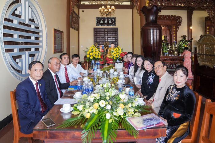 Ban lãnh đạo Hội đồng Họ Đặng Việt Nam và khách quý trước khi vào Đại lễ Hiệp kỵ 2026..