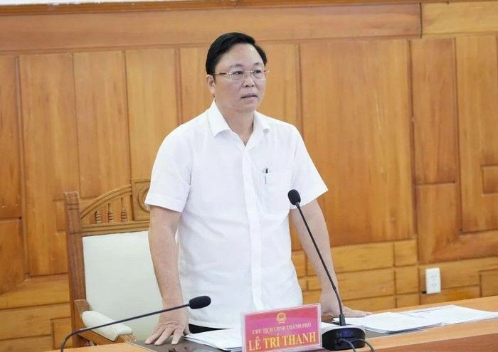 Chủ tịch UBND TP. Huế Lê Trí Thanh phát biểu chỉ đạo tại phiên họp.