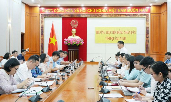 Đoàn giám sát của Thường trực HĐND tỉnh Quảng Ninh làm việc với UBND tỉnh về việc triển khai mục tiêu giảm nghèo bền vững trên địa bàn tỉnh giai đoạn 2021 - 2025. Ảnh: Cao Quỳnh